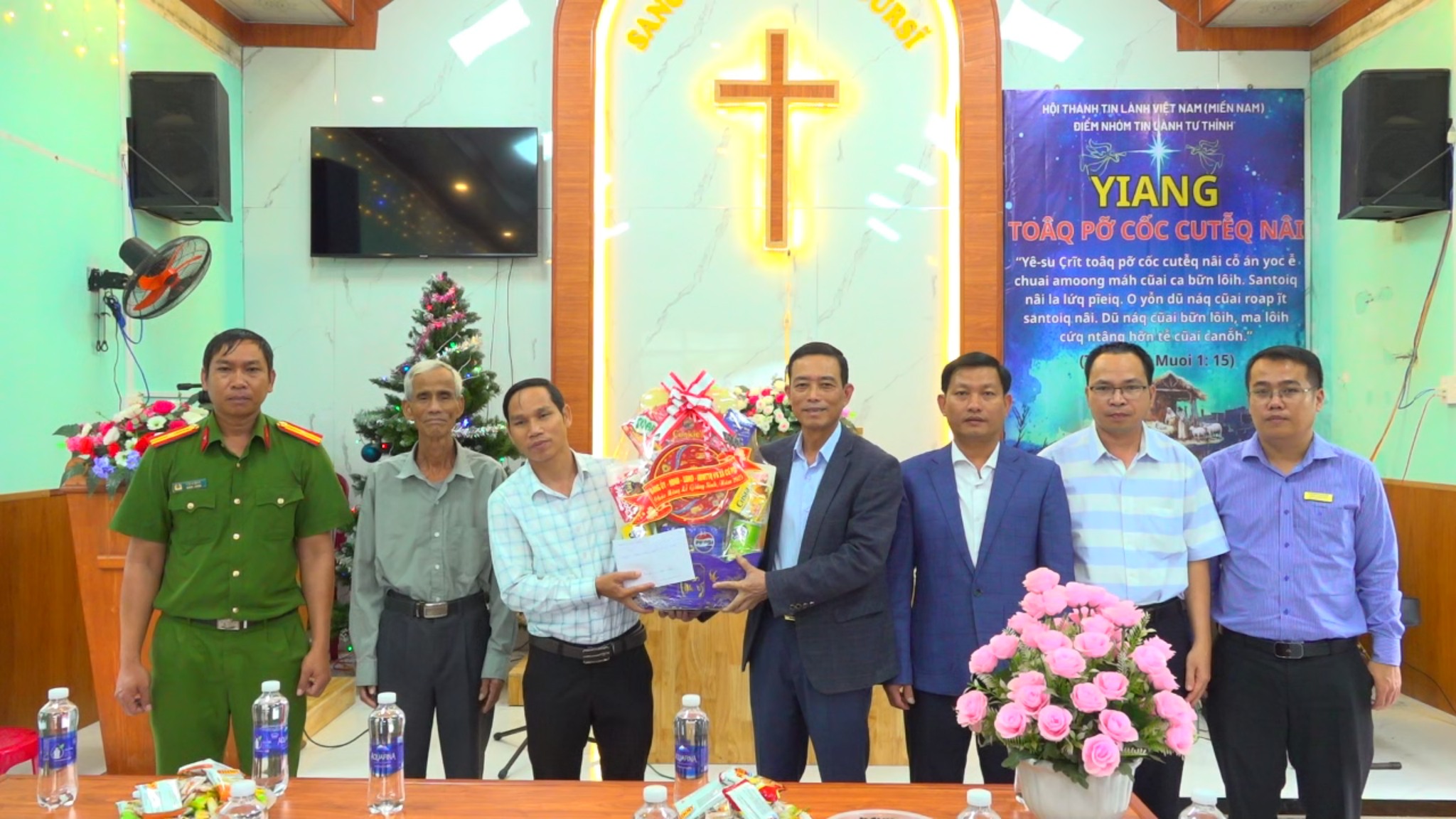 Đồng chí Lê Văn Long Bí thư Đảng ủy, Chủ tịch HĐND xã thăm chúc mừng Lễ Giáng sinh năm 2025.